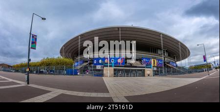 Vue panoramique extérieure du Stade de France, le plus grand stade français et site olympique. Il peut accueillir des événements sportifs, des concerts et des spectacles majeurs Banque D'Images