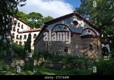 Vue de la belle église du monastère orthodoxe Dragalevtsi 'Assomption de la Vierge Marie ' dans la montagne Vitosha, Bulgarie Banque D'Images