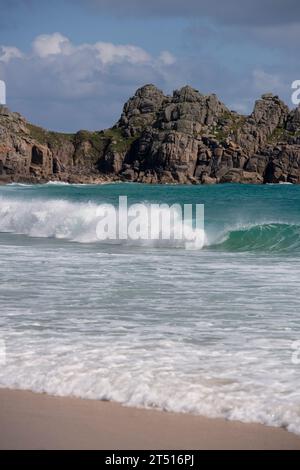 Vagues approchant la plage de Porthcurno en Cornouailles, Angleterre, Royaume-Uni Banque D'Images