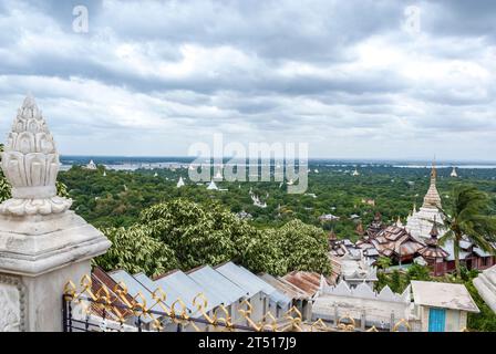 Vue de Sagaing Hill - Sagaing - Mandalay Division - Myanmar, Asie Banque D'Images