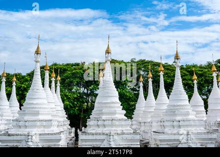 Stupa blanc de la pagode Sandamuni Paya, Mandalay, Myanmar, Asie Banque D'Images