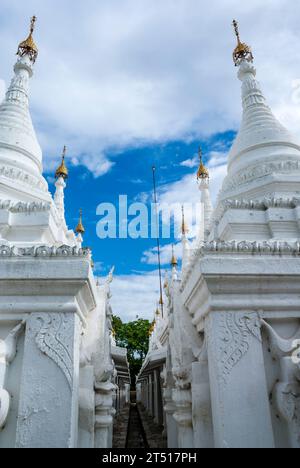 Stupa blanc de la pagode Sandamuni Paya, Mandalay, Myanmar, Asie Banque D'Images