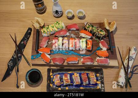 Plateau de sushi avec baguettes et saké Banque D'Images