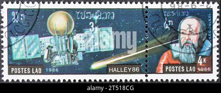 Timbre-poste annulé imprimé par le Laos, qui montre Galileo Galilei, Halley Comet, vers 1986. Banque D'Images