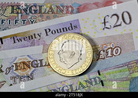 Nouvelle pièce britannique Charles III de 2 £ sur des billets de 5 £, 10 £, 20 £ et 50 £ Banque D'Images