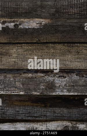 Une image captivante avec des planches de pin vieillis uniformément disposées, mettant en valeur une gamme de couleurs de bois influencées par les éléments : pluie, soleil et vent. Le Banque D'Images