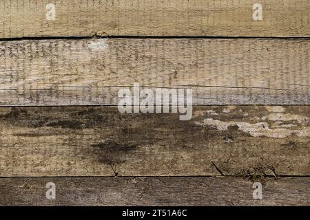 Une image captivante avec des planches de pin vieillis uniformément disposées, mettant en valeur une gamme de couleurs de bois influencées par les éléments : pluie, soleil et vent. Le Banque D'Images