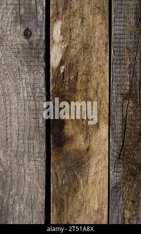 Une image captivante avec des planches de pin vieillis uniformément disposées, mettant en valeur une gamme de couleurs de bois influencées par les éléments : pluie, soleil et vent. Le Banque D'Images