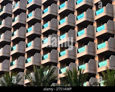 Dubaï, Émirats arabes Unis- 21 septembre 2023 : un grand groupe de balcons répétitifs dans une zone de résidence de la marina de Dubaï aux Émirats arabes Unis. Banque D'Images