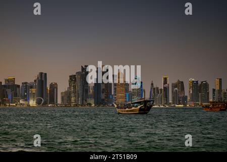 Une vue depuis le port de Dhow à Doha, Qatar vers la zone ouest de la baie sur la baie de Doha. Avec le logo de la coupe du monde de la FIFA dans la baie Banque D'Images