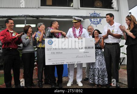 50 millions de dollars, chèque, Commandant de la région conjointe Marianas, ministère de la Défense, DoD, financement, mondy, marine, autorité portuaire de Guam, adjoint arrière Paul Bushong, marine américaine Banque D'Images