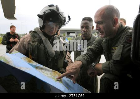 (HS) 4, secours en cas de catastrophe, Panay Islanad, Forces aériennes Philippines, armée philippine, Philippines, aéroport de Roxas, fournitures, typhon Fengshen, USS Ronald Reagan (CVN 76)USS Ronald Reagan (CVN 76), eau Banque D'Images