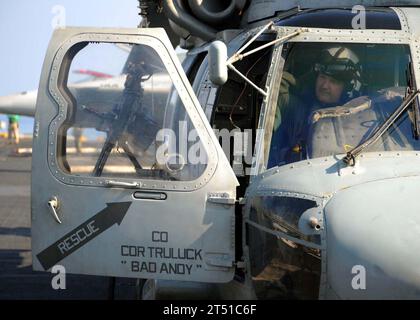 0812187571S-100 GOLFE D'OMAN (18 décembre 2008) Cmdt. Mark 'Bad Andy' Truluck, commandant des 'Tridents' de l'hélicoptère anti-Submarine Squadron (HS) 3, effectue des vérifications pré-vol d'un SH-60F Sea Hawk à bord du porte-avions USS Theodore Roosevelt (CVN 71) avant sa cérémonie de changement de commandement en vol. Cmdt. Scott 'Scotty High' Starkey relève Truluck. Theodore Roosevelt et Carrier Air Wing (CVW) 8 mènent des opérations dans la zone de responsabilité de la 5e flotte américaine et visent à rassurer les partenaires régionaux de l'engagement des États-Unis en matière de sécurité, ce qui favorise la St Banque D'Images