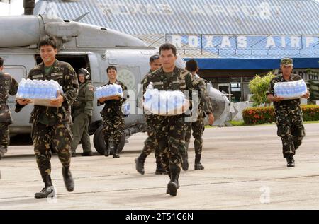 0806265961C-003 ROXAS, Philippines (26 juin 2008) des militaires de l'armée philippine transportent de l'eau embouteillée à partir d'un hélicoptère SH-60 affecté à l'hélicoptère anti-sous-marin Squadron (HS) 4 à l'aéroport de Roxas. La marine américaine et l'armée et l'armée de l'air Philippines ont travaillé côte à côte lors des efforts de secours en cas de catastrophe à la suite du typhon Fengshen. À la demande du gouvernement de la République des Philippines, le porte-avions de classe Nimitz USS Ronald Reagan (CVN 76) est au large des côtes de l'île de Panay pour fournir une aide humanitaire et une réponse aux catastrophes. Ronald Reagan et d'autres U. Banque D'Images