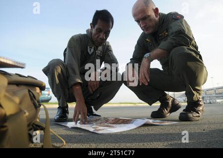 (HS) 4, secours en cas de catastrophe, Panay Islanad, Forces aériennes Philippines, armée philippine, Philippines, Roxas, fournitures, typhon Fengshen, USS Ronald Reagan (CVN 76), eau Banque D'Images