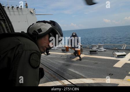 (HS) 4, secours en cas de catastrophe, Panay Islanad, Forces aériennes Philippines, armée philippine, Philippines, Roxas, fournitures, typhon Fengshen, USS Ronald Reagan (CVN 76), eau Banque D'Images