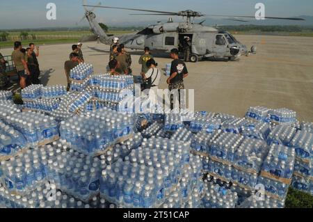 0806264009P-635 PHILIPPINES (26 juin 2008) bouteilles d'eau transportées du porte-avions USS Ronald Reagan de la classe Nimitz (CVN 76) attendez d'être livré dans les zones dévastées de la République des Philippines causées par le typhon Fengshen après que les forces armées des Philippines (AFP) et le personnel de la marine américaine l'ont déchargé d'un SH-60F Seahawk affecté aux «Black Knights» de l'hélicoptère anti-sous-marine Squadron (HS) 4. À la demande du gouvernement de la République des Philippines, Ronald Reagan est au large des côtes de l'île de Panay pour fournir une aide humanitaire et une réponse aux catastrophes. Rona Banque D'Images