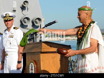 0912143666S-035 PEARL HARBOR (14 décembre 2009) Kahu Ray Ganotise exécute une bénédiction hawaïenne traditionnelle alors que Cmdt. Michael McCartney, commandant du destroyer à missiles guidés USS Chung-Hoon (DDG 93), regarde lors d'une cérémonie d'adoption organisée par le Navy League Honolulu Council (NLHC) à bord du pont d'envol shipХs. La cérémonie a été organisée pour reconnaître officiellement le partenariat entre Chung-Hoon et NLHC. Marine Banque D'Images