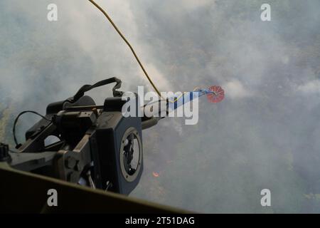 Oahu, États-Unis. 01 novembre 2023. Un hélicoptère de transport lourd CH-47 Chinook de la Garde nationale d'Hawaï effectue des largages aériens de seaux d'eau sur des feux de forêt brûlant dans les montagnes au-dessus de Mililani Mauka, le 1 novembre 2023 sur Oahu, Hawaii. Crédit : MSgt. Andrew Jackson/US Air Force photo/Alamy Live News Banque D'Images