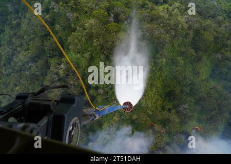Oahu, États-Unis. 01 novembre 2023. Un hélicoptère de transport lourd CH-47 Chinook de la Garde nationale d'Hawaï effectue des largages aériens de seaux d'eau sur des feux de forêt brûlant dans les montagnes au-dessus de Mililani Mauka, le 1 novembre 2023 sur Oahu, Hawaii. Crédit : MSgt. Andrew Jackson/US Air Force photo/Alamy Live News Banque D'Images