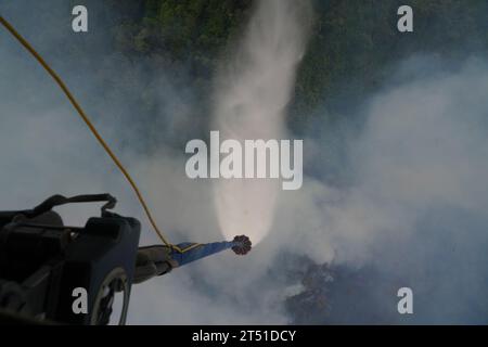 Oahu, États-Unis. 01 novembre 2023. Un hélicoptère de transport lourd CH-47 Chinook de la Garde nationale d'Hawaï effectue des largages aériens de seaux d'eau sur des feux de forêt brûlant dans les montagnes au-dessus de Mililani Mauka, le 1 novembre 2023 sur Oahu, Hawaii. Crédit : MSgt. Andrew Jackson/US Air Force photo/Alamy Live News Banque D'Images