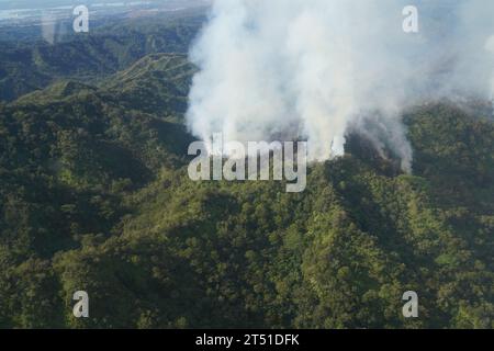 Oahu, États-Unis. 01 novembre 2023. Feux de forêt brûlant au sommet d'une zone montagneuse vus d'un hélicoptère lourd CH-47 Chinook de la Garde nationale d'Hawaï alors qu'il s'approche pour un largage aérien d'un seau d'eau dans les montagnes au-dessus de Mililani Mauka, le 1 novembre 2023 à Oahu, Hawaï. Crédit : MSgt. Andrew Jackson/US Air Force photo/Alamy Live News Banque D'Images