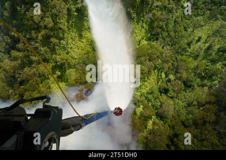 Oahu, États-Unis. 01 novembre 2023. Un hélicoptère de transport lourd CH-47 Chinook de la Garde nationale d'Hawaï effectue des largages aériens de seaux d'eau sur des feux de forêt brûlant dans les montagnes au-dessus de Mililani Mauka, le 1 novembre 2023 sur Oahu, Hawaii. Crédit : MSgt. Andrew Jackson/US Air Force photo/Alamy Live News Banque D'Images