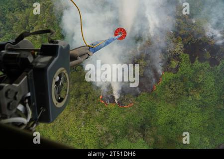 Oahu, États-Unis. 01 novembre 2023. Un hélicoptère de transport lourd CH-47 Chinook de la Garde nationale d'Hawaï effectue des largages aériens de seaux d'eau sur des feux de forêt brûlant dans les montagnes au-dessus de Mililani Mauka, le 1 novembre 2023 sur Oahu, Hawaii. Crédit : MSgt. Andrew Jackson/US Air Force photo/Alamy Live News Banque D'Images