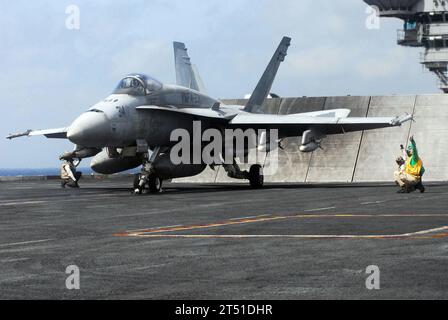 0705156326B-022 OCÉAN INDIEN (15 mai 2007) - les marins se préparent à lancer un F/A-18a Hornet affecté aux « Red Devils » du Marine Fighter Attack Squadron (VMFA) 232 depuis le pont d'envol du porte-avions nucléaire USS Nimitz (CVN 68). Le Nimitz Carrier Strike Group et l'Embedded Carrier Air Wing (CVW) 11 sont déployés dans la zone d'opérations de la 5e flotte des États-Unis menant des opérations de sécurité maritime et soutenant les troupes participant à l'opération Enduring Freedom. US Navy Banque D'Images