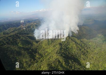 Oahu, États-Unis. 01 novembre 2023. Feux de forêt brûlant au sommet d'une zone montagneuse vus d'un hélicoptère lourd CH-47 Chinook de la Garde nationale d'Hawaï alors qu'il s'approche pour un largage aérien d'un seau d'eau dans les montagnes au-dessus de Mililani Mauka, le 1 novembre 2023 à Oahu, Hawaï. Crédit : MSgt. Andrew Jackson/US Air Force photo/Alamy Live News Banque D'Images