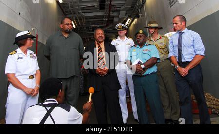 1008314044H-185 PORT MORESBY, Papouasie-Nouvelle-Guinée (31 août 2010) Powes Parkop, au centre gauche, gouverneur du district de la capitale nationale, répond aux questions lors d'une conférence de presse à bord du HMAS Tobruk (L50), navire terrestre lourd de la Royal Australian Navy. Un contingent de 64 marins et membres d'organisations non gouvernementales affectés au navire-hôpital USNS Mercy (T-AH 19) du Military Sealift Command est embarqué à bord du Tobrouk pour la dernière étape du Partenariat Pacifique 2010, le cinquième d'une série d'efforts annuels d'assistance humanitaire et civique de la flotte américaine du Pacifique visait à renforcer les partenariats régionaux Banque D'Images