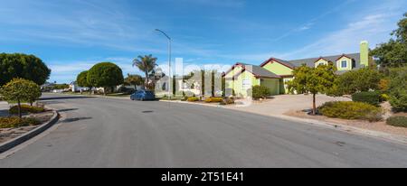 Arroyo Grande, Californie, États-Unis - 31 octobre 2023. Une rangée pittoresque de maisons colorées bordant une charmante rue bordée d'arbres Banque D'Images