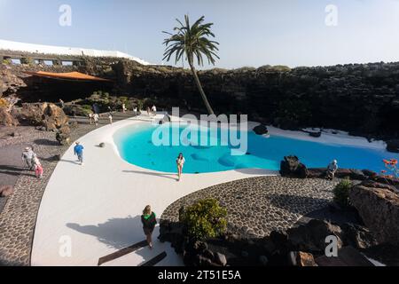 Espagne, Canaries, Lanzarote : piscine à l'intérieur du Jameos del Aqua par César Manrique. Banque D'Images