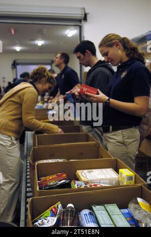 0712196652a-003 SAN DIEGO (19 décembre 2007) les midshipmen de l'Académie navale américaine aident à emballer de la nourriture à la banque alimentaire de San Diego. Avec l'aide de bénévoles comme les midshipmen, la banque alimentaire est en mesure de fournir 22 000 repas par jour aux personnes dans le besoin. US Navy Banque D'Images