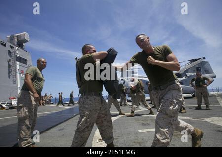 1006237094C-044 PACIFIC OCEAN (23 juin 2010) les Marines affectés à la Special Purpose Marine Air Ground Task Force (SPMAGTF) 24 s'entraînent au poinçonnage pendant l'entraînement aux arts martiaux du Marine corps à bord du navire amphibie USS New Orleans (LPD 18). La Nouvelle-Orléans participe à la Southern Partnership Station, un déploiement annuel d'équipes d'entraînement militaire américaines dans la zone de responsabilité du Commandement Sud des États-Unis dans les Caraïbes et en Amérique latine. (Marine américaine Banque D'Images