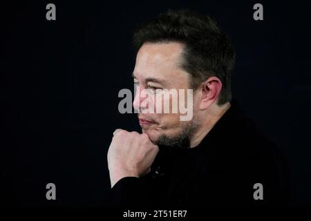Elon Musk, PDG de Tesla et SpaceX, s’arrête lors d’un événement « en conversation » avec le Premier ministre Rishi Sunak dans le centre de Londres, à l’issue de la deuxième journée du Sommet sur la sécurité de l’IA sur l’utilisation sûre de l’intelligence artificielle. Date de la photo : jeudi 2 novembre 2023. Banque D'Images