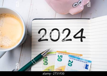 2 novembre 2023 : Neues Finanzjahr 2024, Notizblock mit der Zahl 2024 auf einem Schreibtisch zusammen mit einem Sparschwein. Steuern und Einkommen Konzept FOTOMONTAGE *** nouvel exercice 2024, bloc-notes avec le numéro 2024 sur un bureau avec une tirelire. Impôts et revenu concept FOTOMONTAGE crédit : Imago/Alamy Live News Banque D'Images