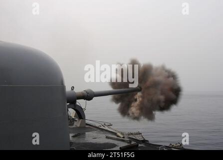 110610SP676-307 MER DE CHINE DU SUD (10 juin 2011) la frégate de missiles guidés USS Ford (FFG 54) tire son canon MK 75 76 mm/3 pouces sur une cible au cours d'un exercice d'artillerie de préparation et d'entraînement à flot de coopération (CARAT) 2011. Marine Banque D'Images