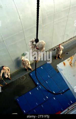 0611024236E-007 Océan Atlantique (le 2 novembre 2006) - Un Marine des États-Unis fait un rappel d'une grue pendant son entraînement à bord du navire amphibie USS Shreveport (LPD 12), en route dans l'océan Atlantique. Les Marines sont de la Fox Company, Battalion Landing Team 2/2, qui fait partie du 2e bataillon, 2e régiment de Marines. US Navy Banque D'Images