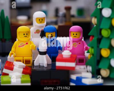 Tambov, Fédération de Russie - 24 septembre 2023 quatre figurines astronautes Lego - Benny, Lenny, Kenny, Jenny assis sur un canapé pendant Noël et o Banque D'Images