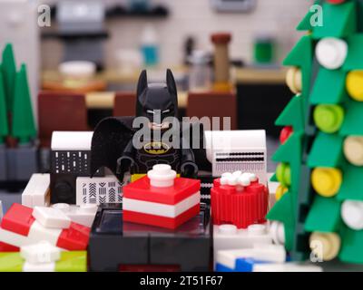 Tambov, Fédération de Russie - 24 septembre 2023 Une minifigurine Lego Batman assise sur un canapé pendant Noël et cadeau d'ouverture Banque D'Images