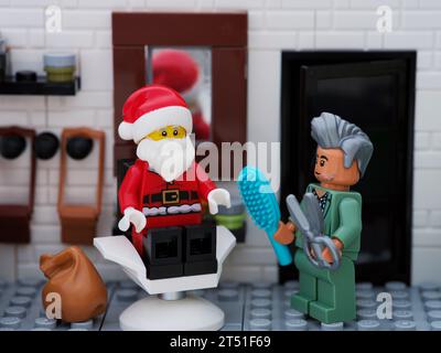 Tambov, Fédération de Russie - 24 septembre 2023 Une minifigurine Lego du Père Noël dans un salon de coiffure Banque D'Images