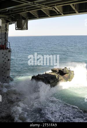 1004152147L-002 ONSLOW BAY, N.C. (15 avril 2010) un véhicule d'assaut amphibie du US Marine 2nd Assault Amphibious Battalion quitte le pont du navire de transport amphibie USS New York (LPD 21). New York mène actuellement des exercices d'entraînement dans l'océan Atlantique. Marine Banque D'Images