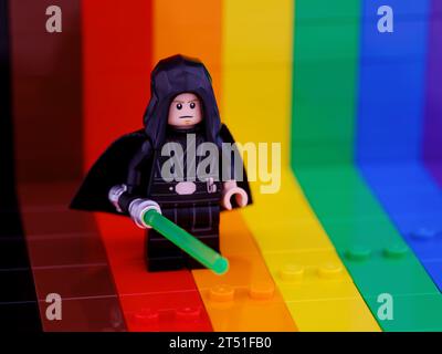 Tambov, Fédération de Russie - 01 octobre 2023 Minifigure Lego Luke Skywalker avec un sabre laser debout sur un fond arc-en-ciel. Banque D'Images