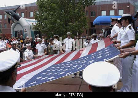 0807048154G-027 BOSTON (4 juillet 2008) les marins affectés au navire d'assaut amphibie polyvalent USS Bataan (LHD 5) assistent au déploiement d'un drapeau flotté au-dessus du World Trade Center à New York le 11 septembre 2001 lors d'une cérémonie à la station des garde-côtes de Boston. Bataan est à Boston pour participer au 27e Boston Harborfest, un festival du 4 juillet de six jours mettant en valeur le patrimoine colonial et maritime du berceau de la Révolution américaine. US Navy Banque D'Images