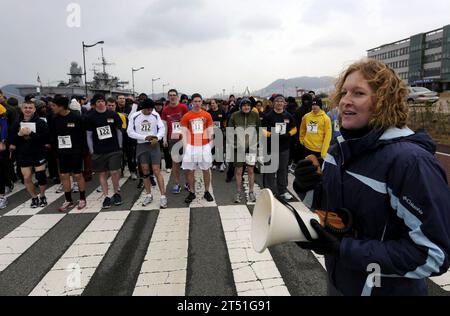 1003077280V-322 BUSAN, République de Corée (7 mars 2010) des marins participent à la 2e course annuelle de l'amitié de 5 kilomètres à Busan, République de Corée. L'événement a été organisé par des marins du Commander, Fleet Activity Chinhae, le navire de commandement de la 7e flotte américaine USS Blue Ridge (LCC 19) et embarqué à bord de l'état-major de la 7e flotte américaine. Marine Banque D'Images