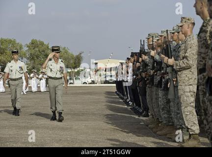 111111VK137-186 CASERNE DE MONCLAR, Djibouti (11 novembre 2011) le capitaine Yann Appriou, commandant du 5e bataillon de Marines français, salue une formation de militaires américains affectés au camp Lemonnier, Djibouti. Les militaires représentent le Marine Corp. des États-Unis, la Marine américaine, l'Armée américaine et la Force aérienne des États-Unis lors d'une cérémonie internationale du jour du souvenir des anciens combattants qui s'est tenue sur le terrain de parade des casernes, le 11 novembre. Le jour des vétérans est un jour réservé pour honorer les vétérans des guerres américaines. Il était à l'origine connu sous le nom de jour de l'armistice pour commémorer la fin officielle des hostilités pendant la première Guerre mondiale, qui a eu lieu Banque D'Images