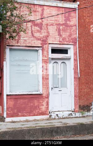 Vieille porte d'entrée vintage du bâtiment en briques du centre-ville Banque D'Images