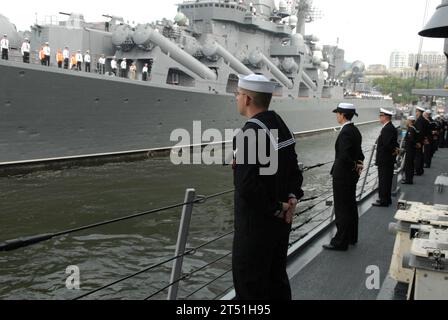 110702MU720-089 VLADIVOSTOK, Russie (2 juillet 2011) des marins manipulent les rails à bord de la frégate de missiles guidés USS Ford (FFG 54) alors que le navire arrive à Vladivostok, Russie, pour une visite du port. Les marins Ford s’engageront avec la marine russe, découvriront la culture locale et mèneront des projets de service communautaire pendant la visite. Marine Banque D'Images