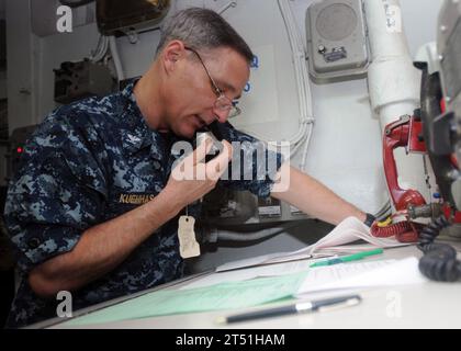 12012UE260-025 MER DE CHINE MÉRIDIONALE (12 janvier 2012) le capitaine Timothy Kuehhas, officier exécutif du porte-avions de classe Nimitz USS Abraham Lincoln (CVN 72), tient les marins informés en leur fournissant une mise à jour quotidienne des événements à bord via le système d’annonce 1MC du navire. Lincoln est dans la zone de responsabilité (AOR) de la 7e flotte américaine dans le cadre d'un déploiement dans l'ouest du Pacifique et les océans Indien en route pour soutenir les efforts de coalition dans la 5e flotte américaine AOR. Marine Banque D'Images